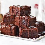 με το piggy brownies μπορουμε να φτιαξουμε λαχταριστα και να τα απολαυσουμε με παγωτο η να τα απογειωσουμε κανοντας πολλους συνδυασμους γεμισεων και γευσεων braounis